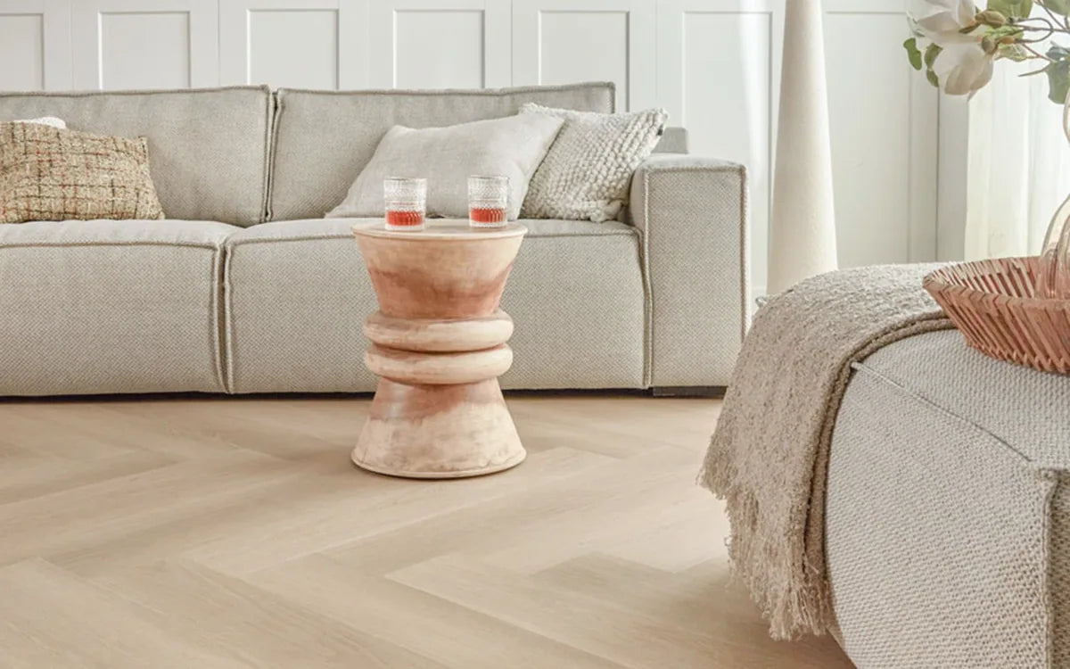 Floer walvisgraatvloer in een lichte woonkamer