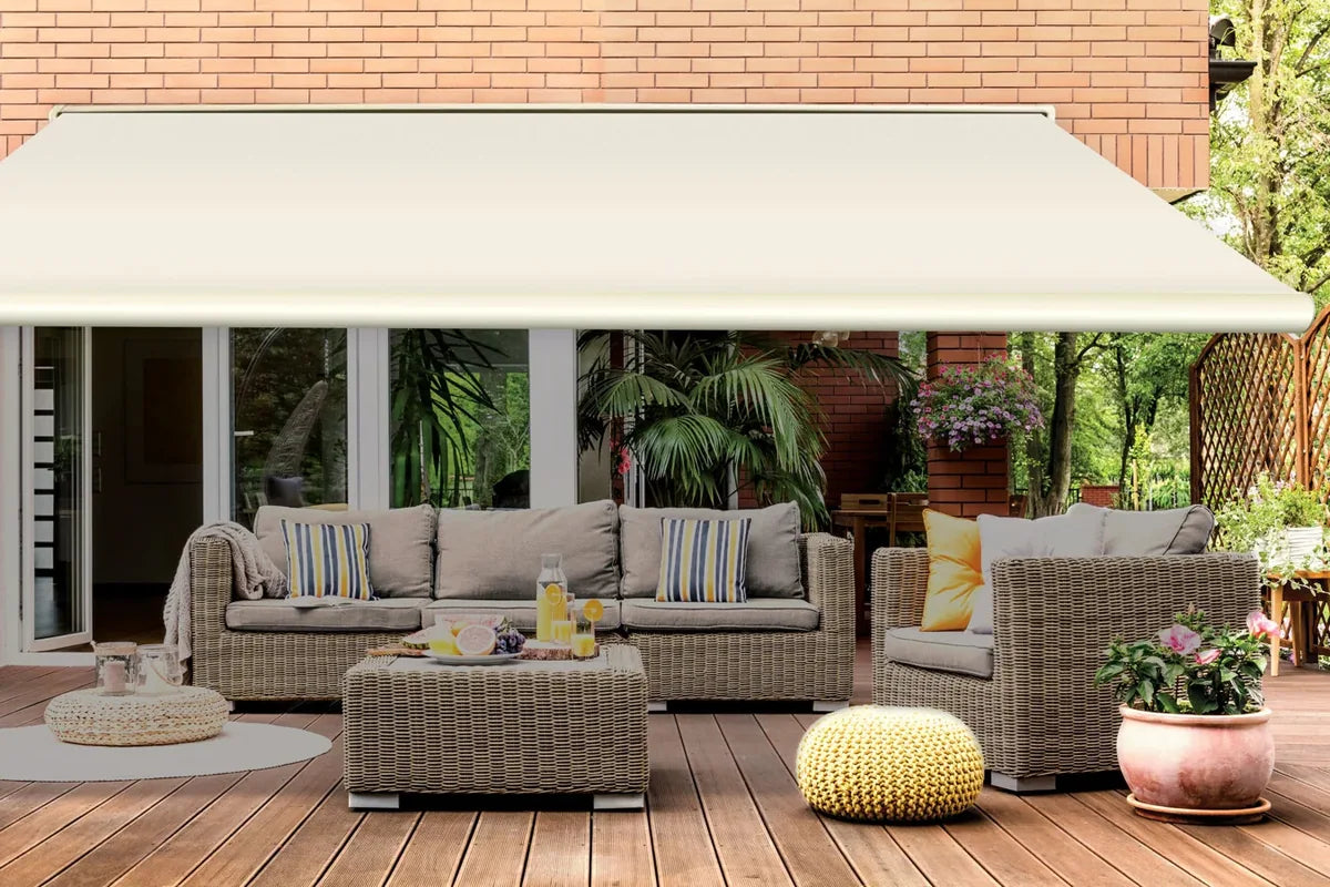 Een terras onder een crème zonnescherm van Sunshade Experts