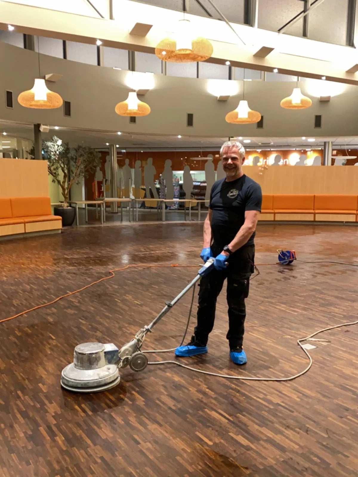 Een medewerker met een vloermachine tijdens de renovatie bij ZINN De Dilgt