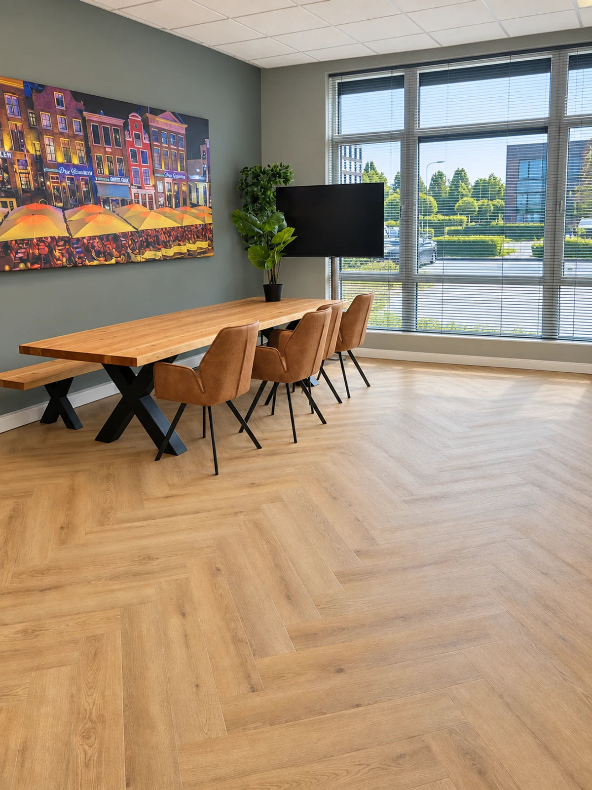 Visgraatvloer onder de overlegtafel bij 050-it