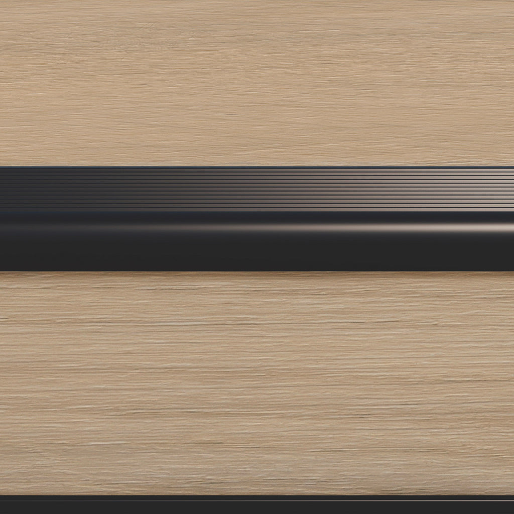 7810 traprenovatie vivafloors met zwart profiel close-up