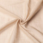 Detail van lichtbeige stof die in een spiraal is geplooid.