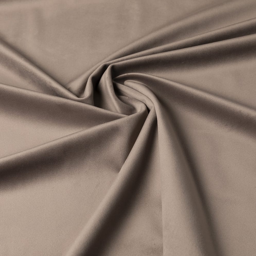 Detail van bruine stof met glans en plooien.