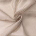 Detail van zandkleurige stof met glans en plooien.