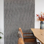 Lamellenwand naast een eettafel.