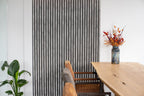 Lamellenwand naast een eettafel.