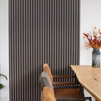 Lamellenwand naast een eettafel.