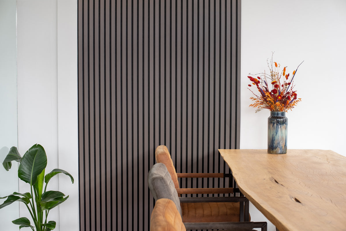 Lamellenwand naast een eettafel.