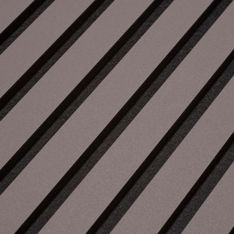 Detail van lamellen met donkere tussenruimten.