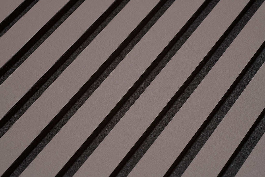 Detail van lamellen met donkere tussenruimten.