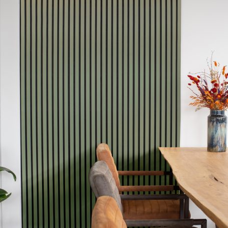 Lamellenwand naast een eettafel.