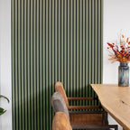 Lamellenwand naast een eettafel.