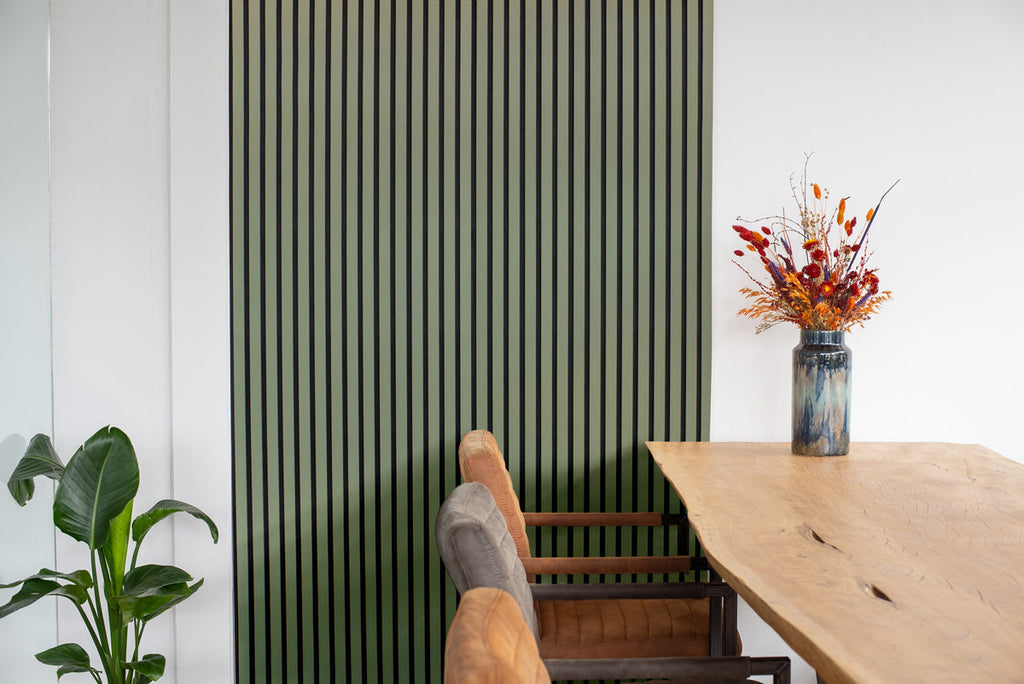 Lamellenwand naast een eettafel.