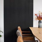 Lamellenwand naast een eettafel.