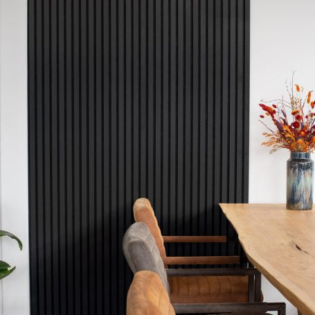 Lamellenwand naast een eettafel.