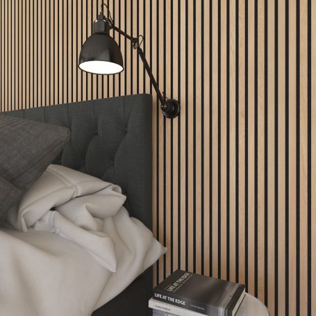 Verticale lamellenwand achter een bed.