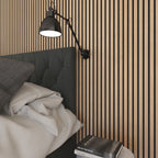 Verticale lamellenwand achter een bed.