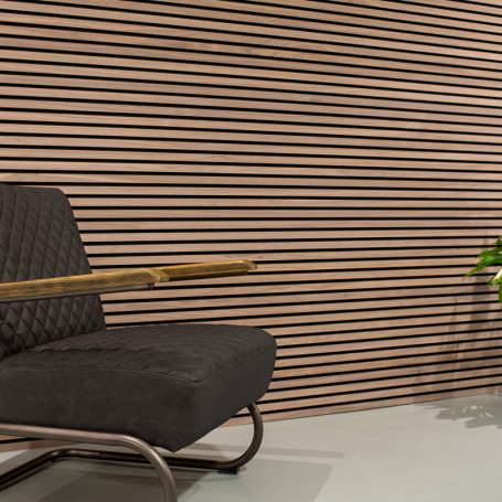 Horizontale lamellenwand achter een fauteuil.
