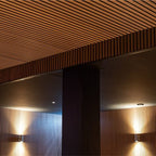Lamellen aan het plafond en aan de wand bij wandlampen.