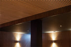 Lamellen aan het plafond en aan de wand bij wandlampen.