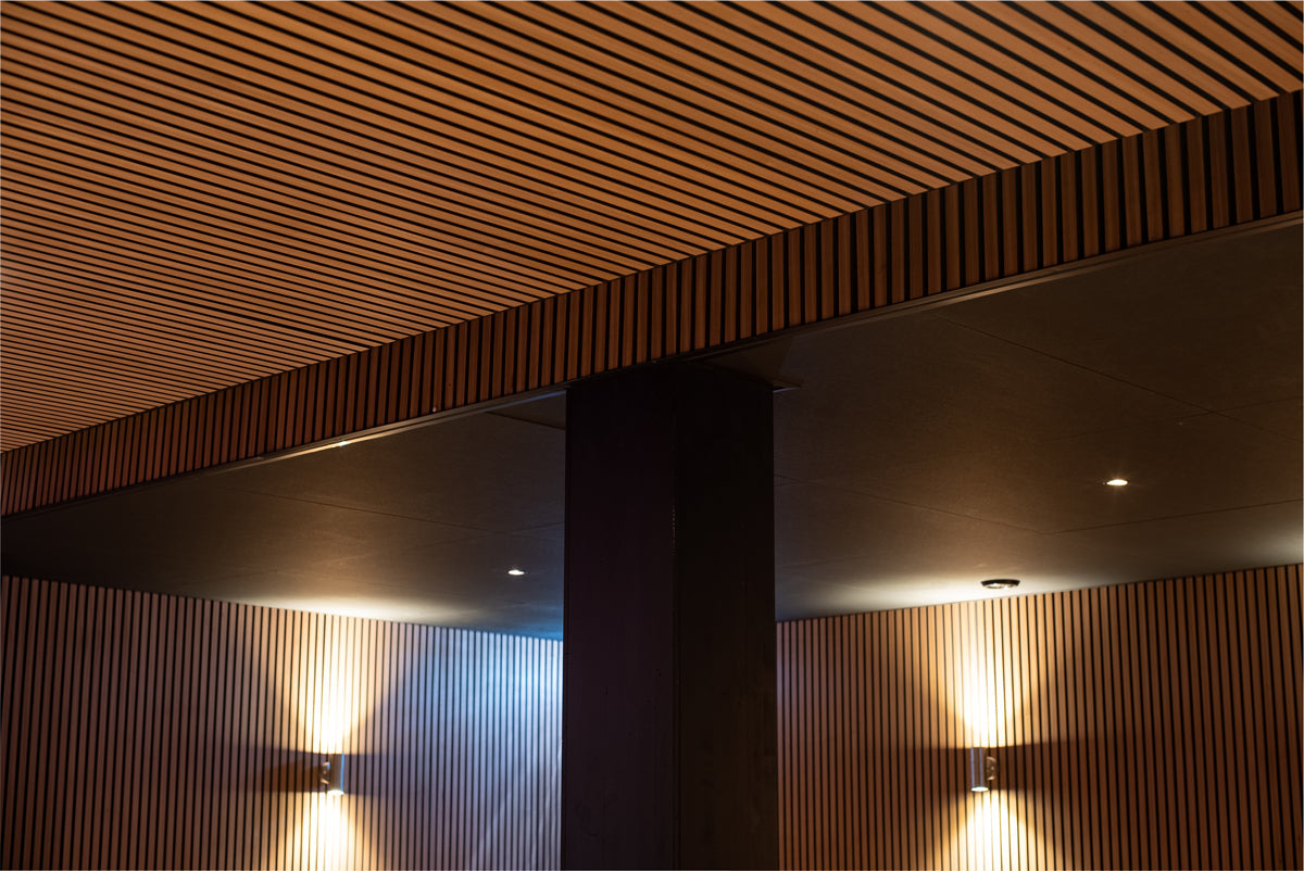 Lamellen aan het plafond en aan de wand bij wandlampen.