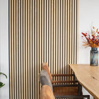 Lamellenwand naast een eettafel.