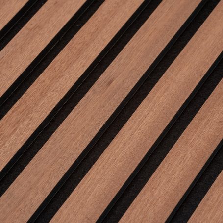 Detail van lamellen met donkere tussenruimten.