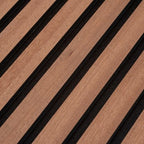 Detail van lamellen met donkere tussenruimten.