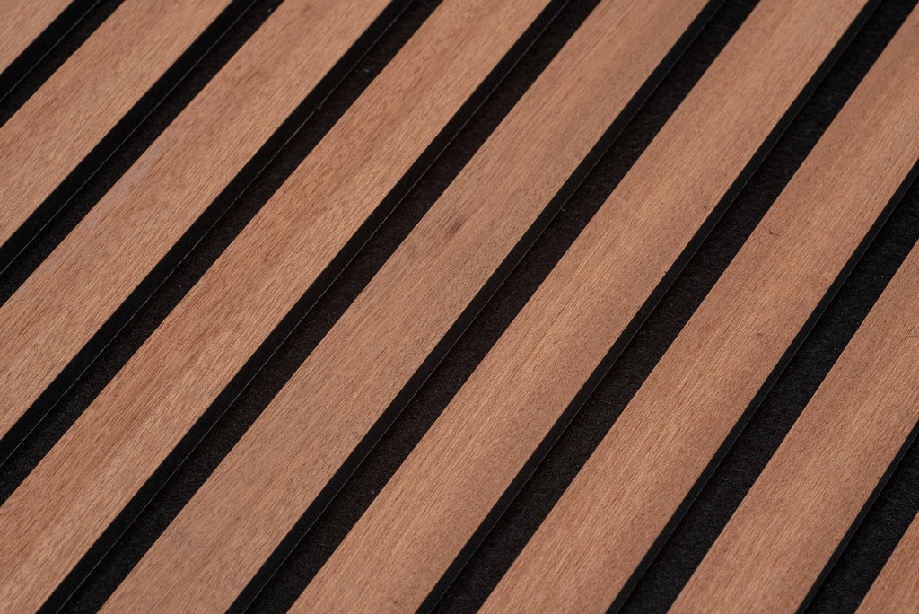 Detail van lamellen met donkere tussenruimten.