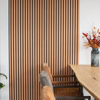 Lamellenwand naast een eettafel.