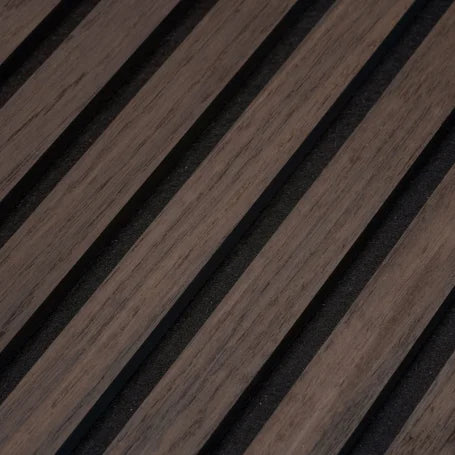 Detail van lamellen met donkere tussenruimten.