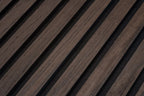 Detail van lamellen met donkere tussenruimten.