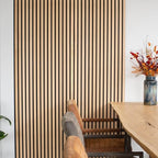 Lamellenwand naast een eettafel.