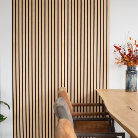 Lamellenwand naast een eettafel.