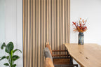 Lamellenwand naast een eettafel.