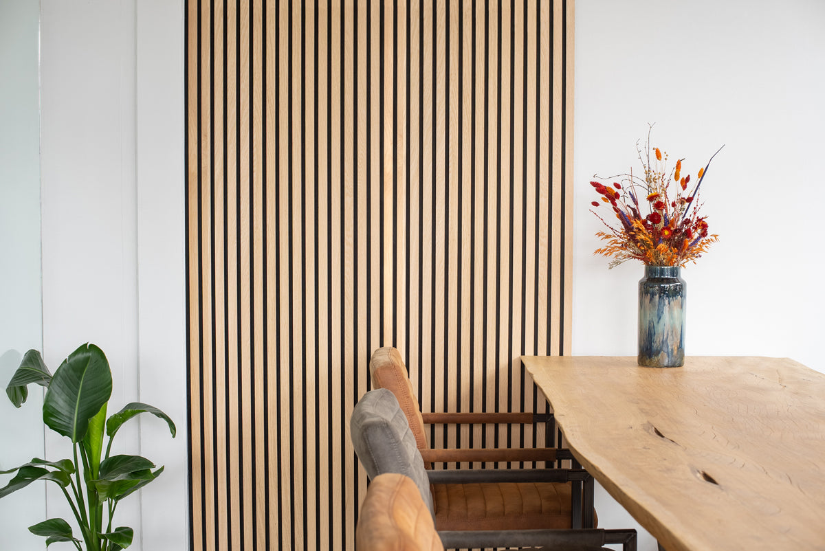Lamellenwand naast een eettafel.