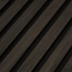 Detail van lamellen met donkere tussenruimten.