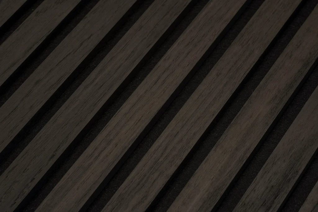Detail van lamellen met donkere tussenruimten.