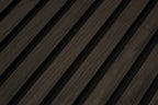 Detail van lamellen met donkere tussenruimten.