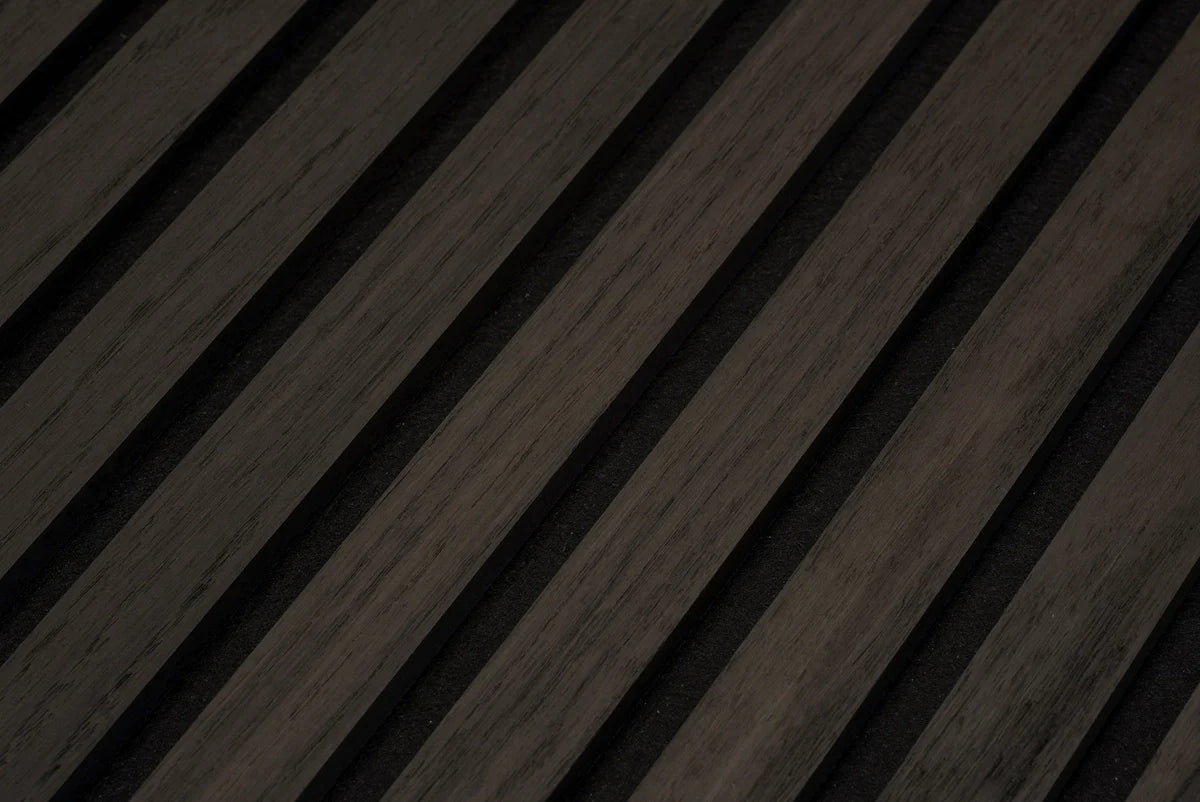 Detail van lamellen met donkere tussenruimten.