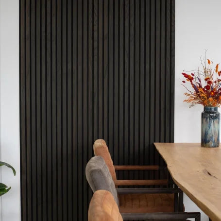 Lamellenwand naast een eettafel.