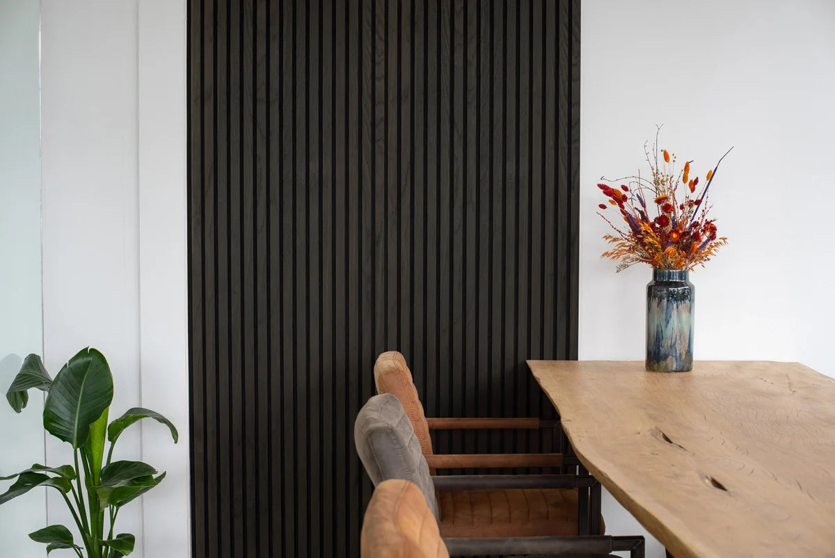 Lamellenwand naast een eettafel.