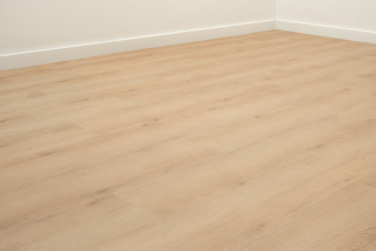 Vloer met rechte planken in een hoek met witte plinten.