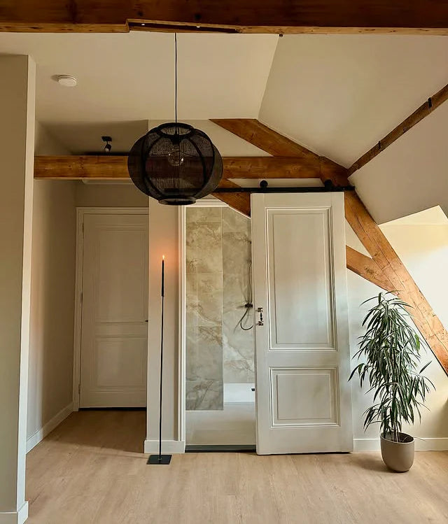 Lichte vloer in een kamer met zichtbare houten balken.