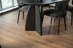 Vloer met rechte planken onder een eettafel.