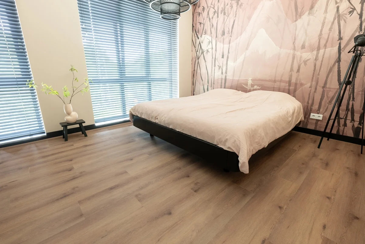 Vloer met rechte planken naast een bed.