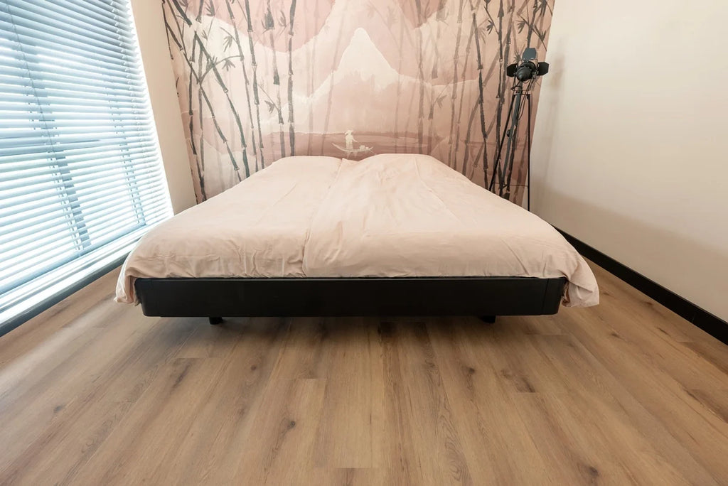 Vloer met rechte planken naast een bed.