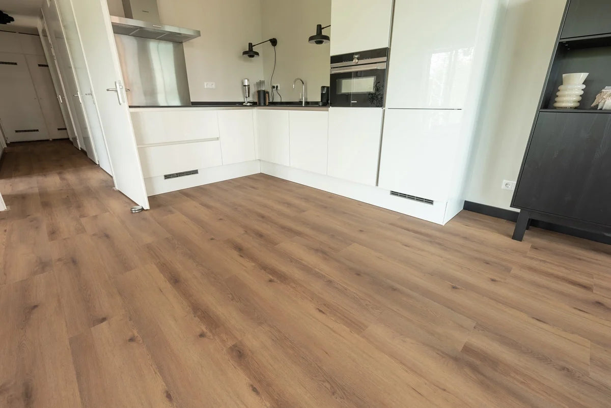 Vloer met rechte planken voor een keuken.