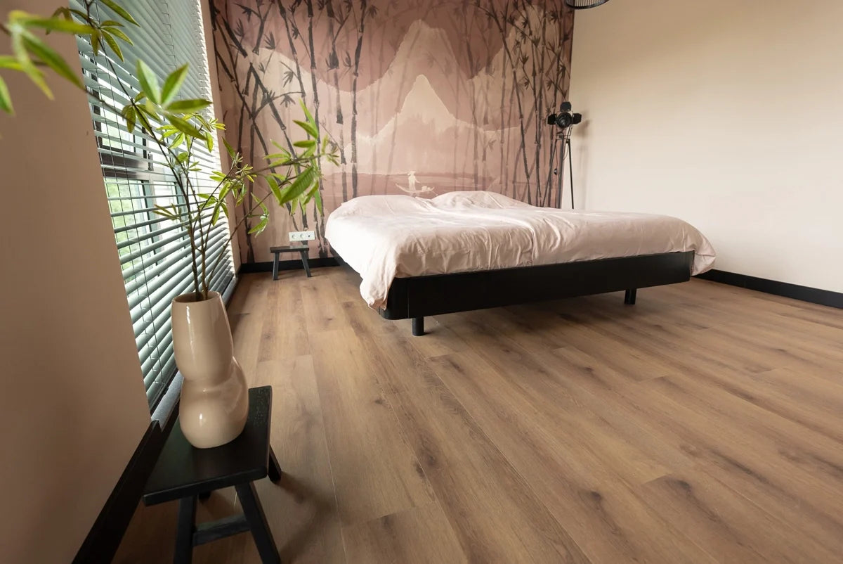 Vloer met rechte planken naast een bed.