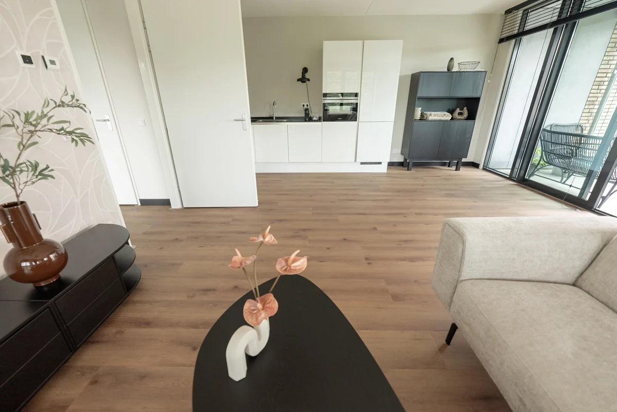 Vloer met rechte planken in een zithoek.